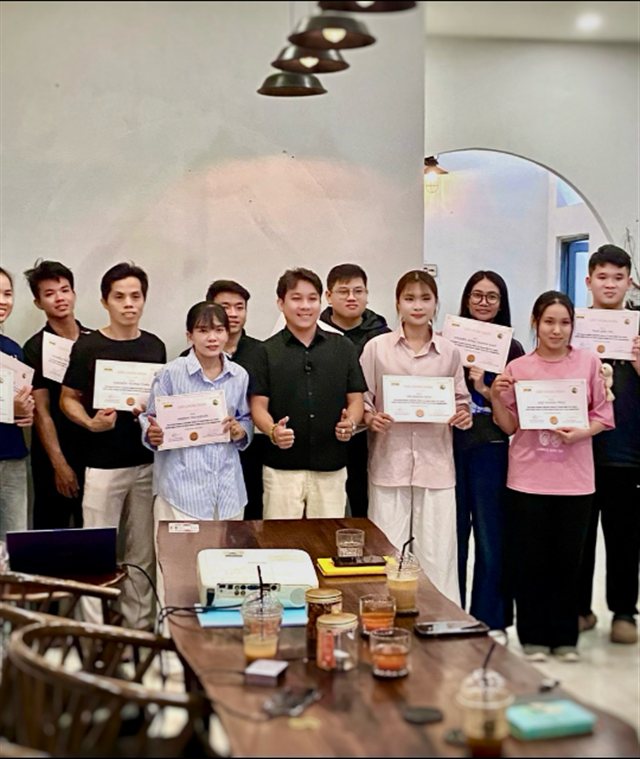 Học viên nhận chứng chỉ