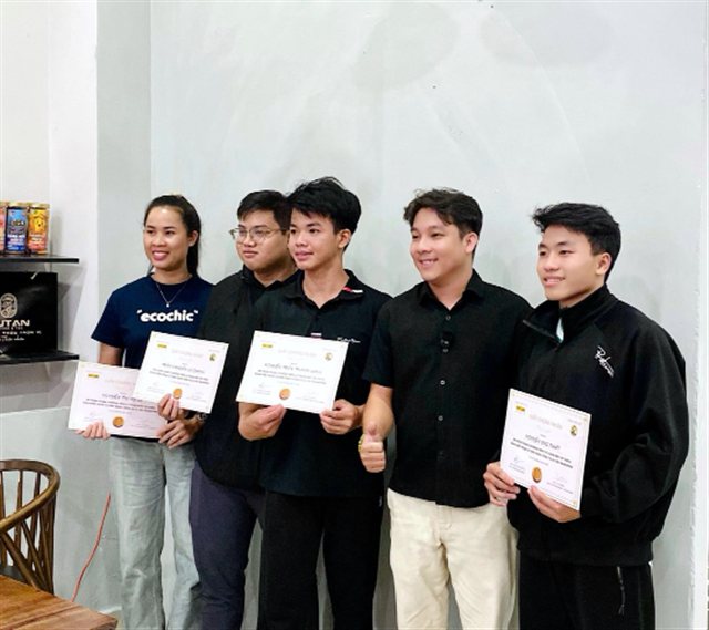 Nhóm học viên chụp ảnh cùng chứng chỉ
