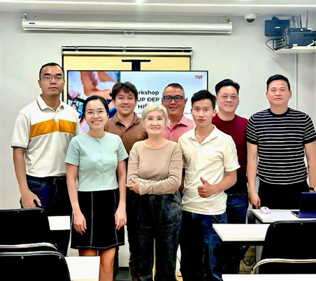 Buổi workshop với nhiều học viên nhiều độ tuổi