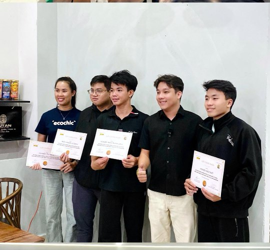 Học viên nhận chứng chỉ hoàn thành